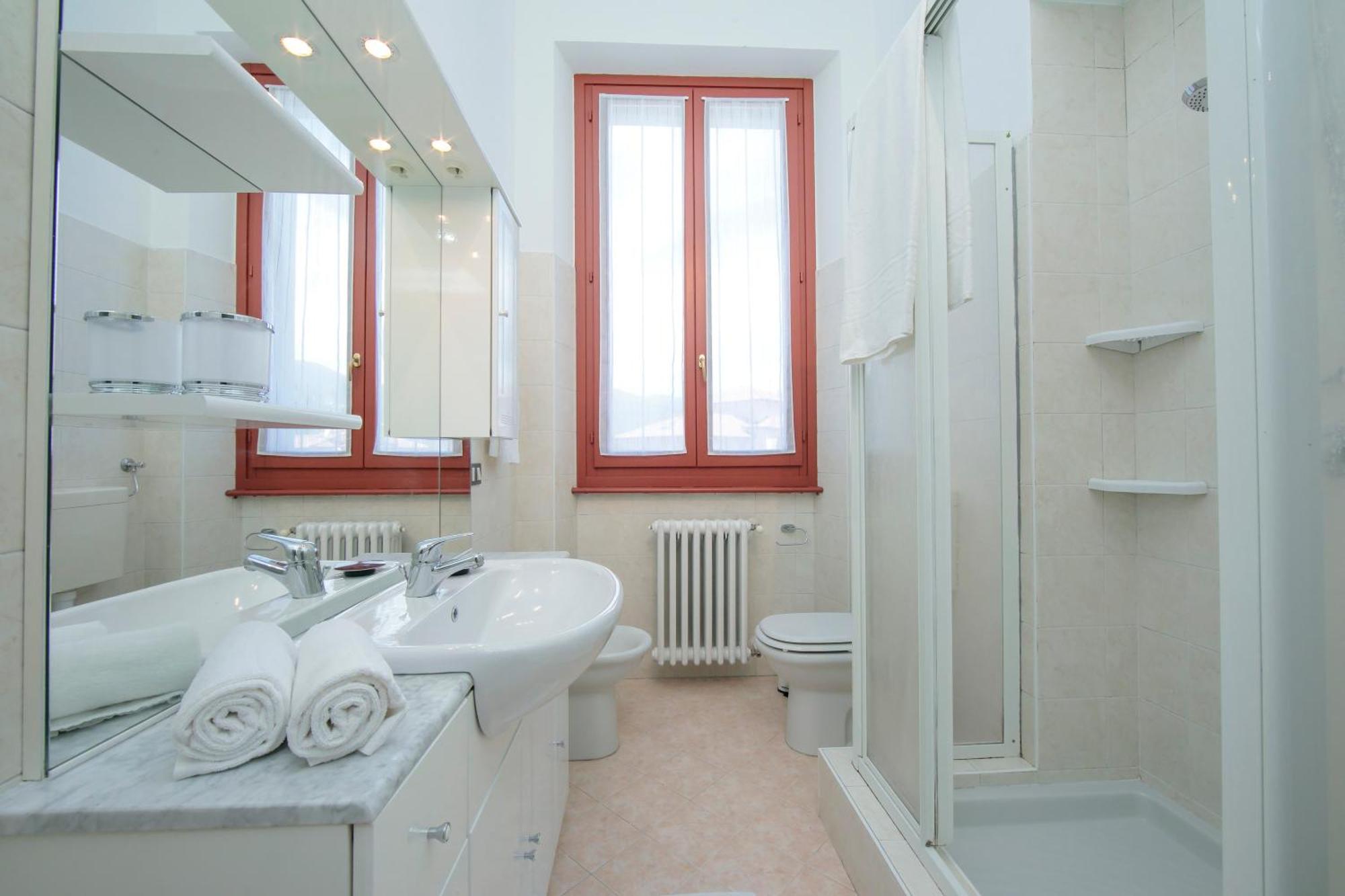 Residenza Oleandro Lake View Luino Center Exterior foto